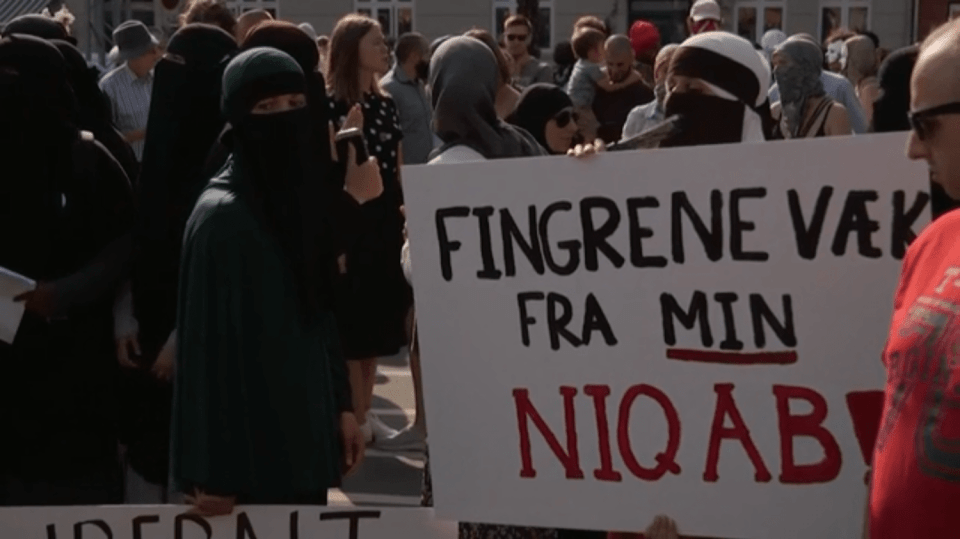 Ženy v Dánsku protestující proti zákazu zahalování na veřejnosti